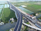 公路工程集团南中高速公路项目LM01合同段桥面沥青中面层摊铺实现全幅贯通