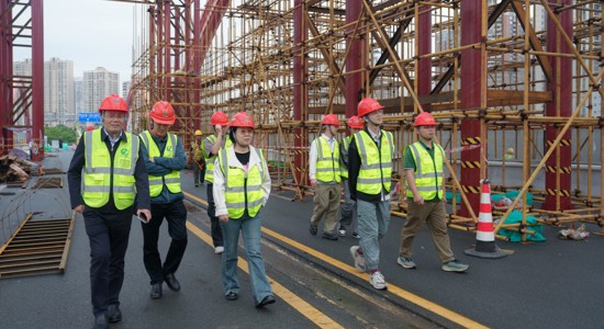 公路工程集团主要领导带队检查解放大桥维修工程项目情况
